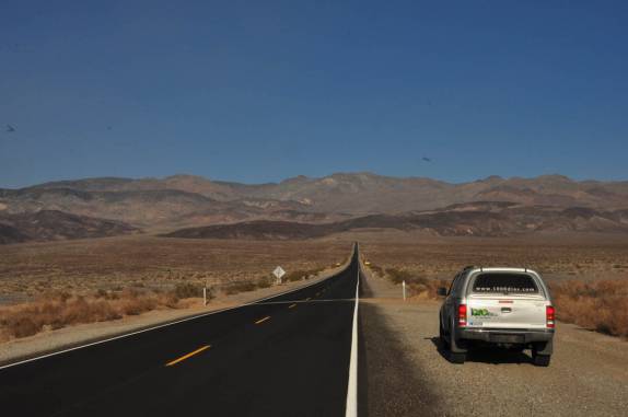 Estrada através do Death Valley National Park, na Califórinia - EUA